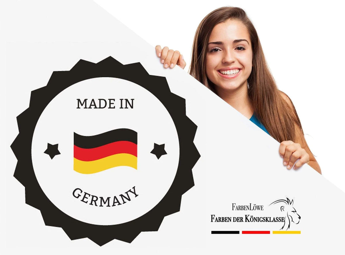 Mujer sonriente muestra cartel con sello "Made in Germany" y logo "FarbenLöwe" (Colores de Clase Real).