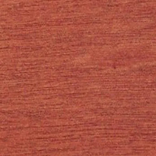 Textura de madera rojiza con vetas naturales, superficie lisa y acabado pulido.