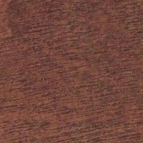 Textura de madera marrón rojiza con veta diagonal, mostrando un patrón natural de grano en tonos cálidos.