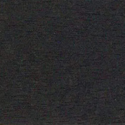 Muestra de color negro ébano o marrón muy oscuro con veta de madera visible.
