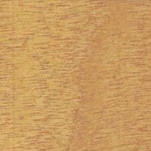 Textura de madera clara con veta horizontal de color marrón amarillento, superficie lisa.