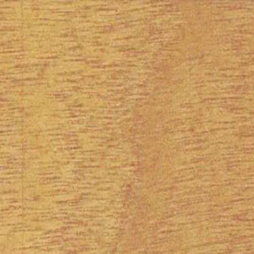 Superficie de madera de color claro con vetas finas y textura natural.