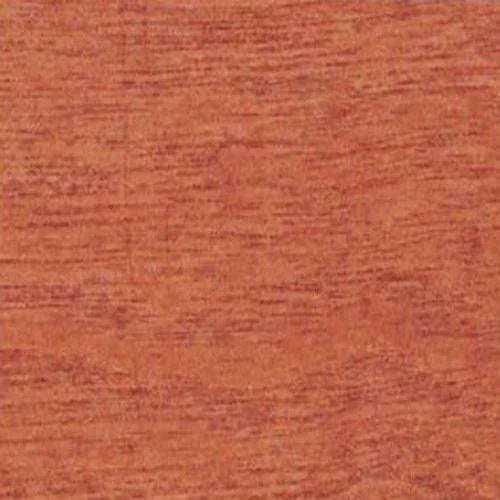 Textura de madera rojiza con veta marcada, ideal para revestimientos y muebles.