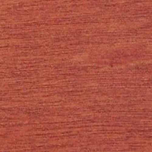 Primer plano de una textura de madera rojiza con vetas finas, similar a la caoba o el cedro rojo.
