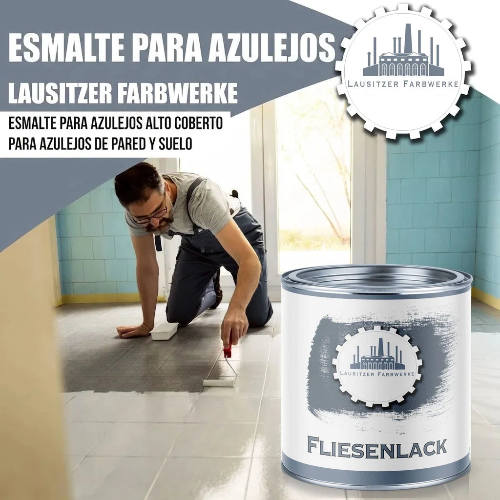 Hombre pintando azulejos con "Fliesenlack" de Lausitzer Farbwerke. Esmalte para azulejos de pared y suelo.
